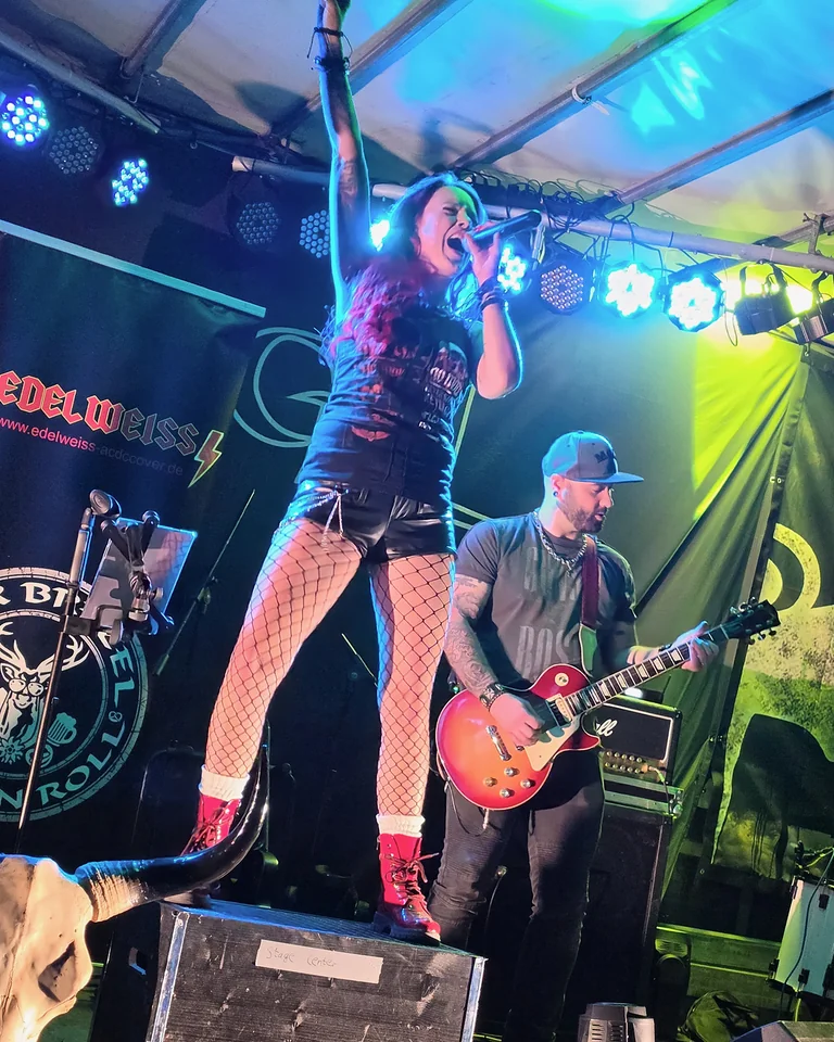 Natschi bei einem energiegeladenen Auftritt mit ihrer Band